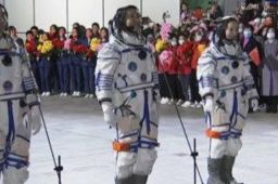 太空三人组踏着歌唱祖国歌声出征