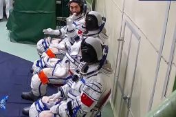 三名航天员齐比OK