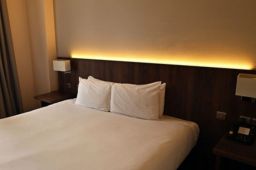 警方通报住酒店换两房都有摄像