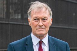 英国7旬议员遭捅数刀身亡