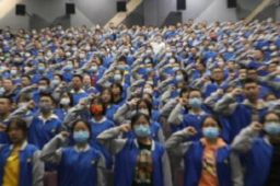 500学生看长津湖含泪吃冻土豆