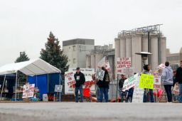 美国10万人加入罢工潮