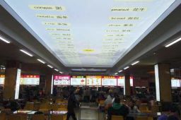 河南一高校餐厅现英语天花板