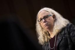 美国首位变性四星上将就职