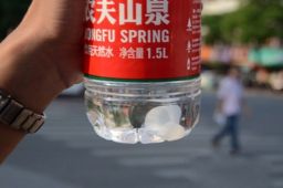 农夫山泉回应未开封瓶装水现蛆虫