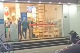 保定名创优品店内有人员被劫持