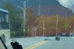 大理多人躺网红公路拍婚纱照