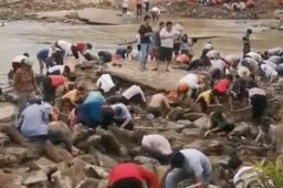 河道现大量铜钱居民挖宝 官方回应