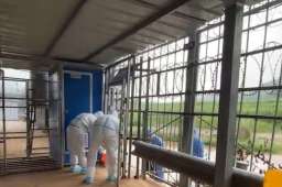 偷渡人员在瑞丽排队回国自首