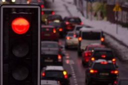 江西铅山交警回应将红绿灯变红灯