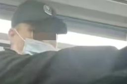 要求给外国人让座的地铁保安道歉