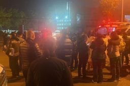 北京2学校封闭管理 家长深夜送衣