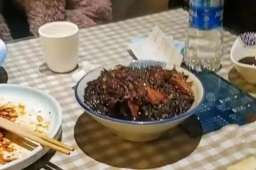 男子称餐厅吃饭被石子硌掉牙无人管