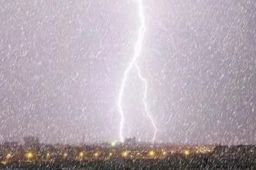 内蒙古暴雪 天空现“雷打雪”奇观