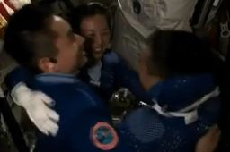 叶光富迎翟志刚王亚平进舱 3人拥抱