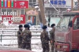 武警借用厕所后拖地道谢