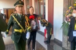 袁隆平骨灰盒上盖着五星红旗