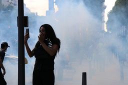 欧洲爆发反防疫游行 街头如战场