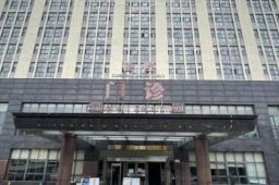 警方回应女生拍胸透被要求脱光上衣