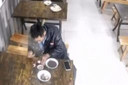 男子吃早餐鸡蛋突然爆炸