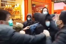 英国华人组织街头暴揍“港独”分子