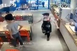 情侣吵架男子将女友头按进火锅