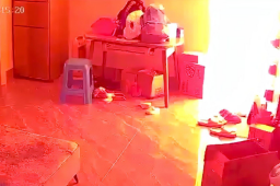 母亲因儿子哭闹惊险躲过煤气罐燃爆