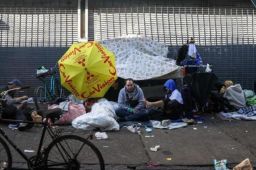 美国通胀爆表 近半家庭目标是活着