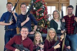 美国一议员晒全家持枪圣诞合照