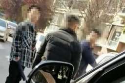 被掌掴的拄拐男子：我懂法没还手