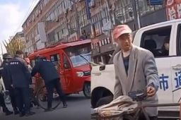 甘蔗遭穿市容制服人员围抢 老人痛哭