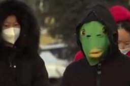 央视新闻里戴绿鱼头套走红男孩发声