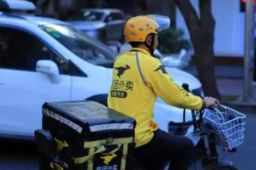 遭辱骂外卖员想起诉骂人大学生