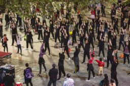 跳广场舞扰民拒不改正或将被罚款