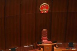 香港立法会会议厅改挂国徽