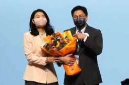 霍启刚任香港立法会议员 郭晶晶献花