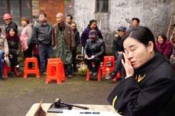 老人起诉子女要赡养费 法官破防了