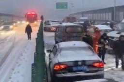 长沙积雪结冰 十余台小车相撞