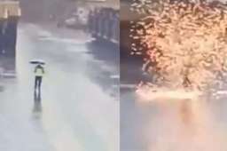 男子撑伞被闪电击中 地面火花四溅