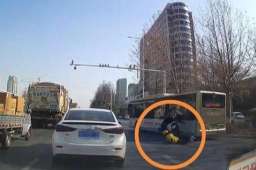 公交撞翻外卖员逃逸 司机已停职