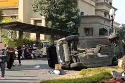 男子疑因家庭纠纷开车撞向妻子岳母