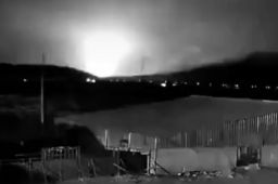 青海地震前1秒强光闪耀地平线