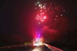 运输车追尾起火高速上演“烟花秀”