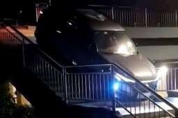 越野车上天桥致步梯损坏 警方通报