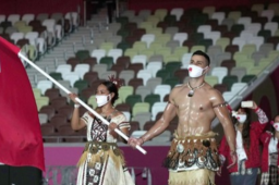 汤加旗手“半裸哥”与家人失联