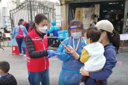 袁咏仪在深圳一社区做义工