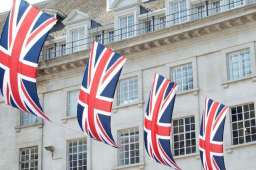 英国取消大部分新冠限制措施