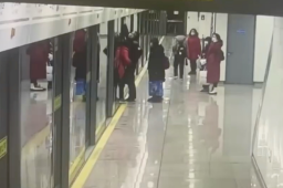 上海地铁女乘客被屏蔽门夹住身亡