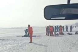 车辆压破冰层坠入水库 仅1人逃生