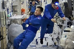 神十三航天员体验太空针灸